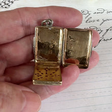 Cargar y reproducir el video en el visor de la galería, Antique Georgian Silver Vinaigrette Pendant, John Bettridge Birmingham 1830
