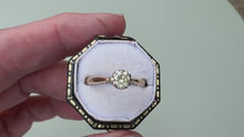 Laden und Abspielen von Videos im Galerie-Viewer, Vintage 9ct Gold 0.25ct Diamond Solitaire Ring
