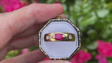 Laden und Abspielen von Videos im Galerie-Viewer, Vintage 14ct Gold Hot Pink Sapphire &amp; Diamond Gypsy Ring
