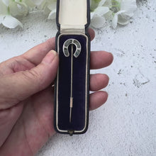 Charger et lire la vidéo dans la visionneuse de la Galerie, Antique Victorian Sterling Silver &amp; Scottish Agate Horseshoe Stick Pin, Cased
