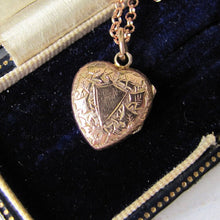 Cargar imagen en el visor de la galería, Victorian Aesthetic 9ct Rose Gold Engraved Heart Locket
