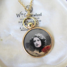 Cargar imagen en el visor de la galería, Edwardian Rolled Gold Photo Locket Necklace With Portraits
