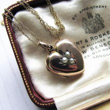 Cargar imagen en el visor de la galería, Victorian 9ct Gold &amp; Pearl Heart Locket On Chain - MercyMadge
