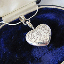 Cargar imagen en el visor de la galería, Thomas Sabo Sterling Silver Engraved Puffy Heart Locket
