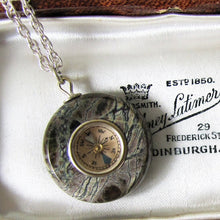Cargar imagen en el visor de la galería, Victorian Scottish Silver &amp; Agate Compass Pendant Fob
