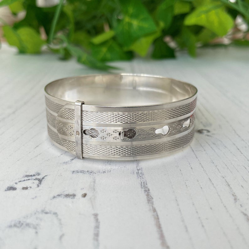 A beautiful and very collectible English silver Charles Horner wide silver belt bangle bearing full Chester hallmarks for 1944.