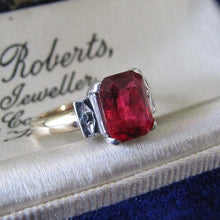 Cargar imagen en el visor de la galería, Antique Art Deco 9ct Gold Emerald Cut Ruby Ring
