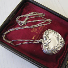 Cargar imagen en el visor de la galería, Vintage Sterling Silver Engraved Puffy Heart Locket
