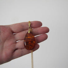 Cargar imagen en el visor de la galería, Vintage Baltic Amber Teardrop Pendant &amp; Chain
