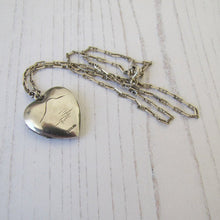 Cargar imagen en el visor de la galería, Japanese Aesthetic Sterling Silver Heart Locket

