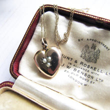 Carica l&#39;immagine nel visualizzatore di Gallery, Victorian 9ct Gold &amp; Pearl Heart Locket On Chain - MercyMadge
