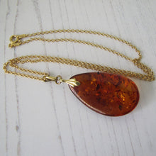 Cargar imagen en el visor de la galería, Vintage Baltic Amber Teardrop Pendant &amp; Chain
