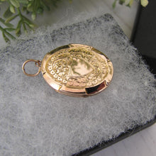 Cargar imagen en el visor de la galería, Victorian 9ct Gold Engraved Oval Locket
