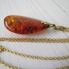 Cargar imagen en el visor de la galería, Vintage Baltic Amber Teardrop Pendant &amp; Chain
