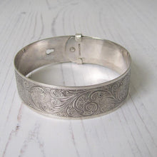 Cargar imagen en el visor de la galería, Antique English Sterling Silver Engraved Cuff Bracelet
