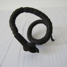 Cargar imagen en el visor de la galería, Antique Chinese Carved Victorian Snake Bracelet

