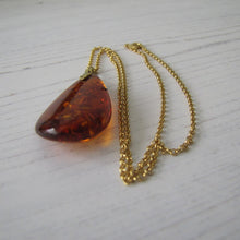 Cargar imagen en el visor de la galería, Vintage Baltic Amber Teardrop Pendant &amp; Chain
