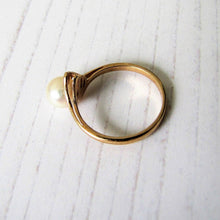 Cargar imagen en el visor de la galería, Vintage 1960s 9ct Gold Pearl Solitaire Ring - MercyMadge

