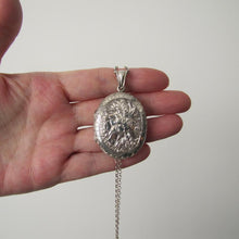 Cargar imagen en el visor de la galería, Large Victorian Sterling Silver Engraved Locket
