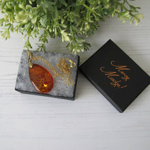 Cargar imagen en el visor de la galería, Vintage Baltic Amber Teardrop Pendant &amp; Chain
