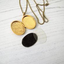 Load image into Gallery viewer, Victorian Style 9ct Gold Locket, 9ct Gold Serpentine Chain - MercyMadge
