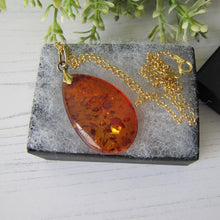 Cargar imagen en el visor de la galería, Vintage Baltic Amber Teardrop Pendant &amp; Chain
