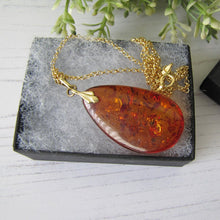 Cargar imagen en el visor de la galería, Vintage Baltic Amber Teardrop Pendant &amp; Chain

