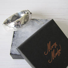 Cargar imagen en el visor de la galería, Victorian Style Engraved Silver Vintage Bracelet
