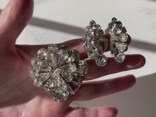 Laden und Abspielen von Videos im Galerie-Viewer, Vintage Eisenberg Clear Crystal Flower Bouquet Brooch &amp; Earring Set

