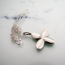 Cargar imagen en el visor de la galería, Pandora Silver Enamel Flower Pendant Necklace. - MercyMadge
