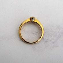 Cargar imagen en el visor de la galería, Antique 18ct Gold Diamond Solitaire Engagement Ring. - MercyMadge
