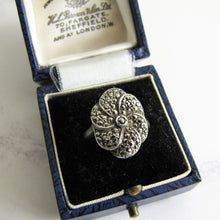 Cargar imagen en el visor de la galería, Art Deco Silver Marcasite Flower Ring. - MercyMadge
