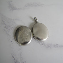 Charger l&#39;image dans la galerie, Victorian Large Oval Sterling Silver Locket. - MercyMadge
