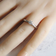 画像をギャラリービューアに読み込む, Vintage Diamond Solitaire Engagement Ring, 18ct White Gold. Classic Round Brilliant Cut 1/4ct Diamond Engagement Ring. Diamond Pinky Ring
