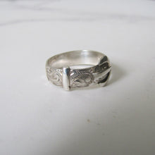 Cargar imagen en el visor de la galería, Victorian Style Silver Buckle Ring, Engraved Ferns. - MercyMadge
