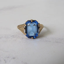 Cargar imagen en el visor de la galería, Art Deco Blue Zircon Ring, 9ct Gold. - MercyMadge
