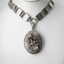 Cargar imagen en el visor de la galería, Victorian Aesthetic Engraved Silver Locket. - MercyMadge
