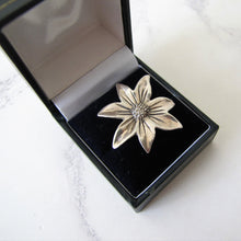 Load image into Gallery viewer, Vintage Sterling Silver Daisy Flower Ring. - MercyMadge
