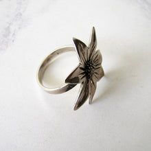 Cargar imagen en el visor de la galería, Vintage Sterling Silver Daisy Flower Ring. - MercyMadge
