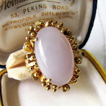 Load image into Gallery viewer, Vintage 18ct Gold &amp; Jade Ring. 20 Carat Lavender Jade Cocktail Ring. 1970s Modernist Floral Statement Ring, Size US 8-1/2, UK Q-1/2, EU 58
