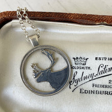 Lade das Bild in den Galerie-Viewer, Vintage Sterling Silver Caribou Pendant Necklace. Cut Out Coin Pendant. Canadian Caribou Quarter Coin Pendant. Reindeer/Stag Pendant &amp; Chain

