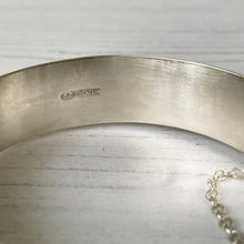 Cargar imagen en el visor de la galería, Vintage Victorian Style Silver Bracelet, Engraved Ferns. English Sterling Silver Hinged Bangle. Sweetheart Bracelet, Hallmarked 1959
