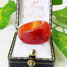 Cargar imagen en el visor de la galería, Vintage Scottish Carnelian Dome Band Ring. 1970s Carved Natural Orange Red Banded Agate Statement Ring. Wide, Unisex Size UK T/US 9 3/4.
