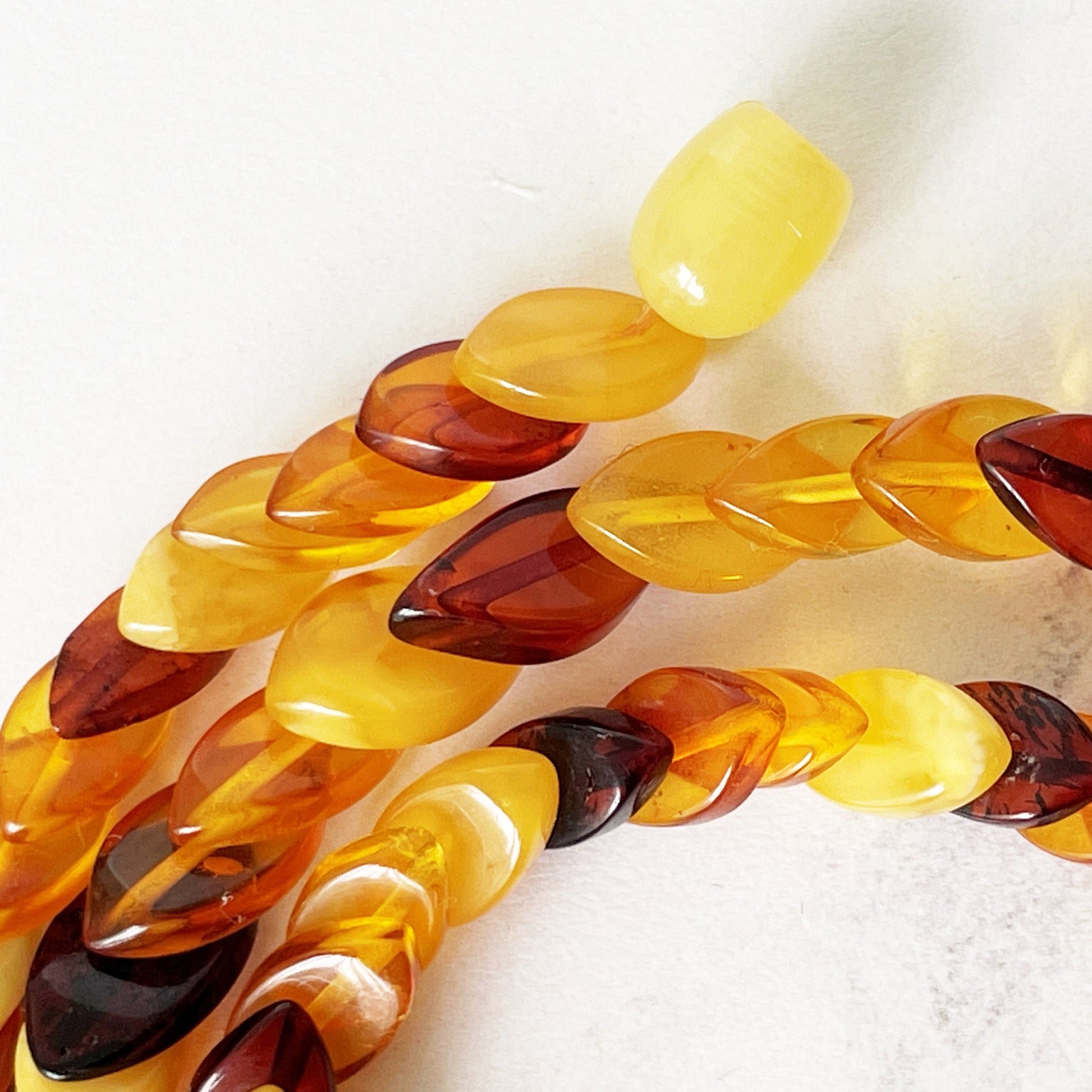 Vintage 1930s Baltic Amber Beaded Necklace. Mixed Cognac, Honey & Egg Yolk Natural Amber Leaf Bead Necklace. Art Deco Collar Necklace