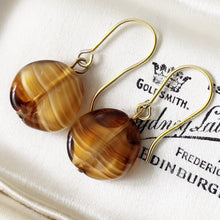 Cargar imagen en el visor de la galería, Antique Gold On Silver Scottish Agate Earrings. Victorian Lucky Bean Drop Earrings. Antique Minimalist Earrings. Scottish Pebble Jewellery
