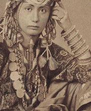 Cargar imagen en el visor de la galería, Antique Omani 900 Silver Headdress Hoops. Set Of 10 Ethnic Amulet Head Ornaments. Traditional Berber/ Middle Eastern/ Bedouin Tribal Dress
