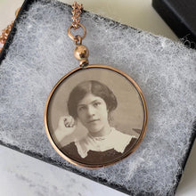 Lade das Bild in den Galerie-Viewer, Antique Edwardian 9ct Rose Gold Picture Locket. Two Sided Rolled Gold Glass Locket With Original Photographs. Rose Gold Locket &amp; Chain
