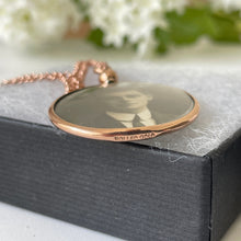 Lade das Bild in den Galerie-Viewer, Antique Edwardian 9ct Rose Gold Picture Locket. Two Sided Rolled Gold Glass Locket With Original Photographs. Rose Gold Locket &amp; Chain
