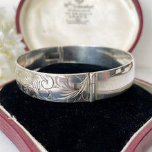 Cargar imagen en el visor de la galería, Vintage Art Nouveau Revival Sterling Silver Hinged Bangle. Engraved Iris English Silver Cuff. Excalibur Silver Bracelet, Harrods, 1968

