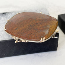 Lade das Bild in den Galerie-Viewer, Victorian 9ct Gold &amp; Silver Moss Agate Scottish Brooch. Large Antique Scenic Moss Agate Specimen Brooch. Victorian Scottish Pebble Jewelry
